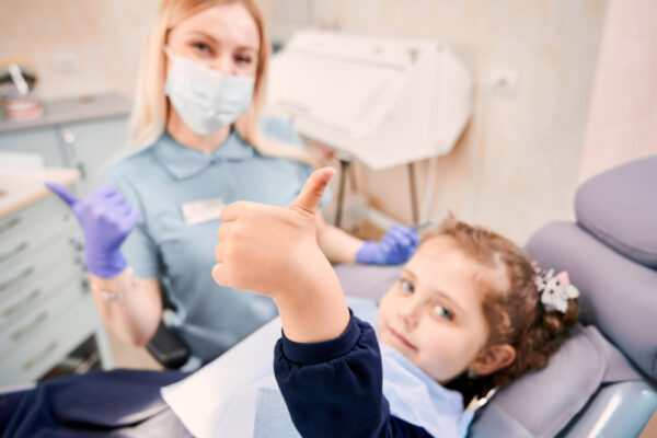 Control la dentist pentru copii: ce semne arată că nu trebuie amânată consultația