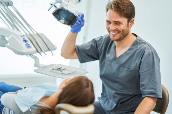 Implant dentar: ce este, cum se face și cât durează tratamentul