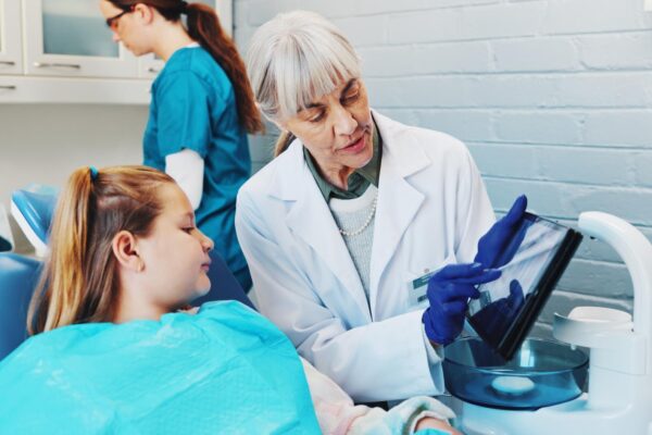 Implant dentar după extracție: cât trebuie să aștepți până la inserare