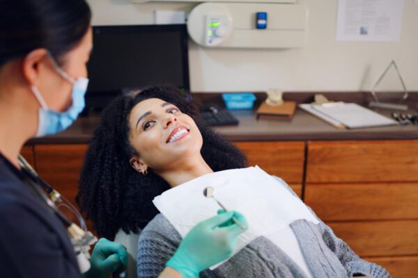 Control dentar preventiv: ce probleme pot fi descoperite înainte să apară durerea