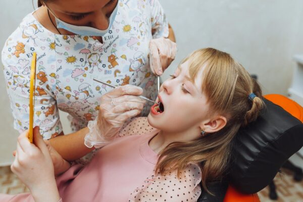 Control stomatologic la copii: cât de des este recomandat și ce verifică medicul