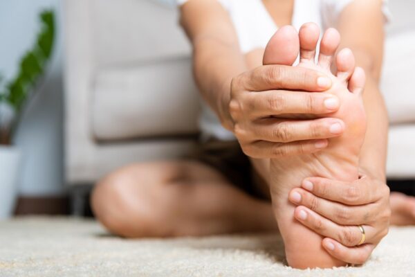Neuropatia diabetică: de ce apar amorțeala, furnicăturile și durerile la picioare