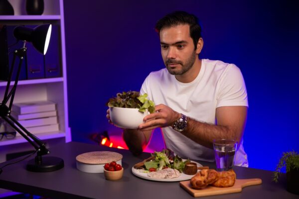 Mâncarea târziu seara: cum să evităm grăsimea abdominală fără a renunța la cină