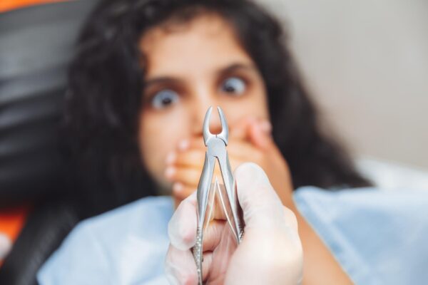 Durere după extracția dentară: cât durează și ce simptome sunt îngrijorătoare