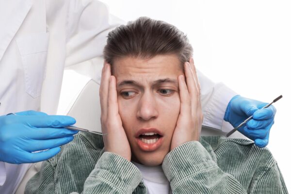 Semne că ai nevoie de un control la dentist mai repede decât ai planificat