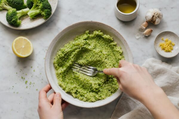 Broccoli zdrobit cu usturoi și lămâie: o garnitură de legume gata în 25 de minute