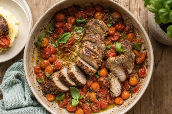 Mușchiuleț de porc cu pesto, roșii și broccolini: o idee pentru prânzul de weekend