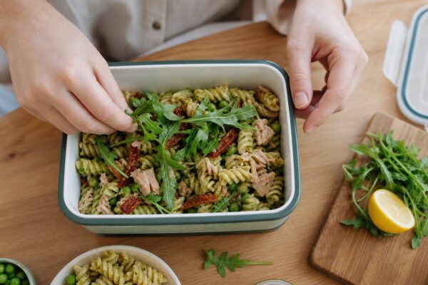 Salată de paste integrale cu ton și pesto: un prânz pe care îl pregătești în avans