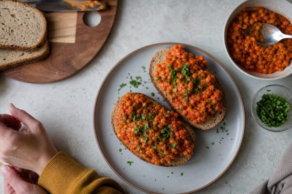 Sandviș cald cu linte în sos de roșii: o idee pentru meniul fără carne
