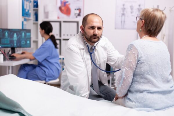 Borcanele de murături din cămară, subiect de sezon dezbătut într-un cabinet de cardiologie din Rădăuți