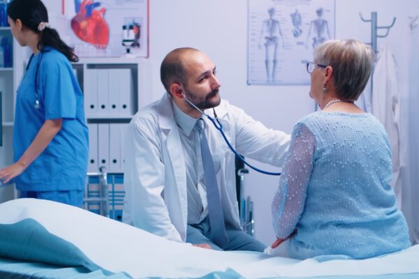 Lipsa de aer când stai întins: de ce trebuie discutată cu medicul