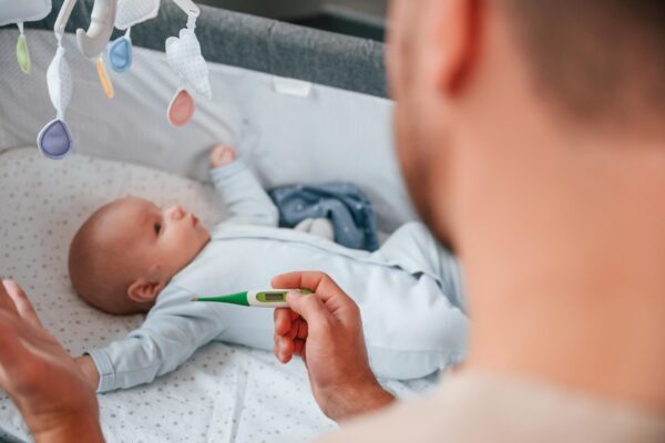 Febră la sugarul sub trei luni: de ce este necesară evaluarea rapidă