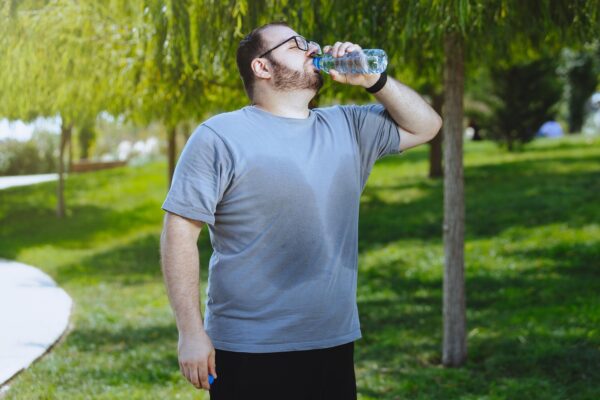 Apa pe caniculă: cum influențează greutatea și transpirația cantitatea necesară