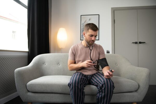Cum măsori corect tensiunea acasă și alegi manșeta potrivită