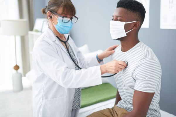 Pericardita: de ce durerea în piept trebuie evaluată medical