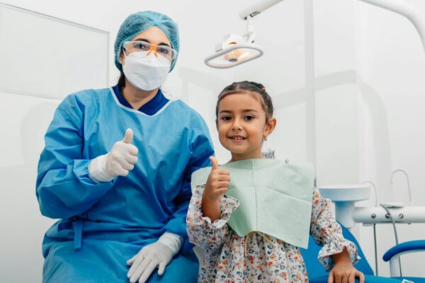 Clinică stomatologică copii: ce înseamnă, de fapt, sigilarea dinților și când se recomandă